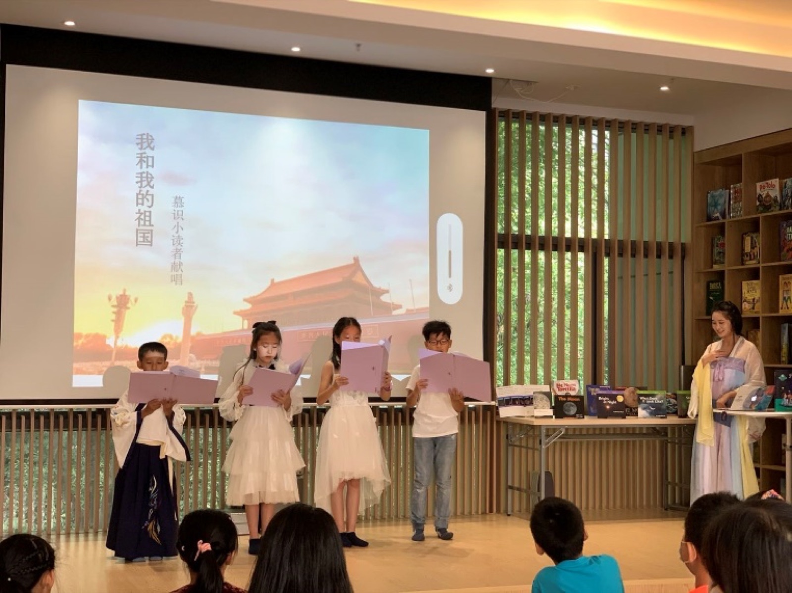 小读者在书架前选书